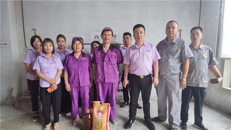 操女人网站17C炎炎夏日，楚航装饰心系一线送清凉、走访慰问工地篇